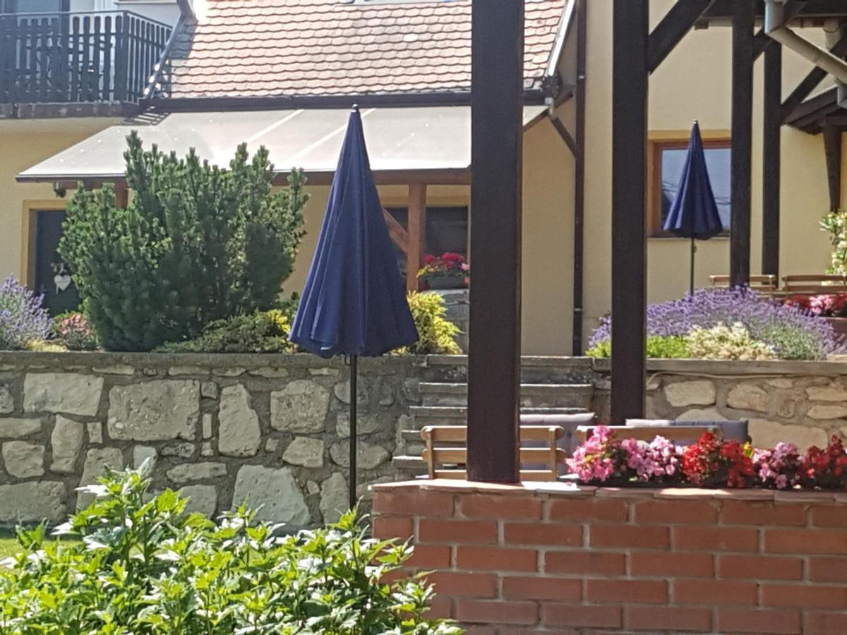 Huber Panzio Bed & Breakfast Fertőrákos Bagian luar foto