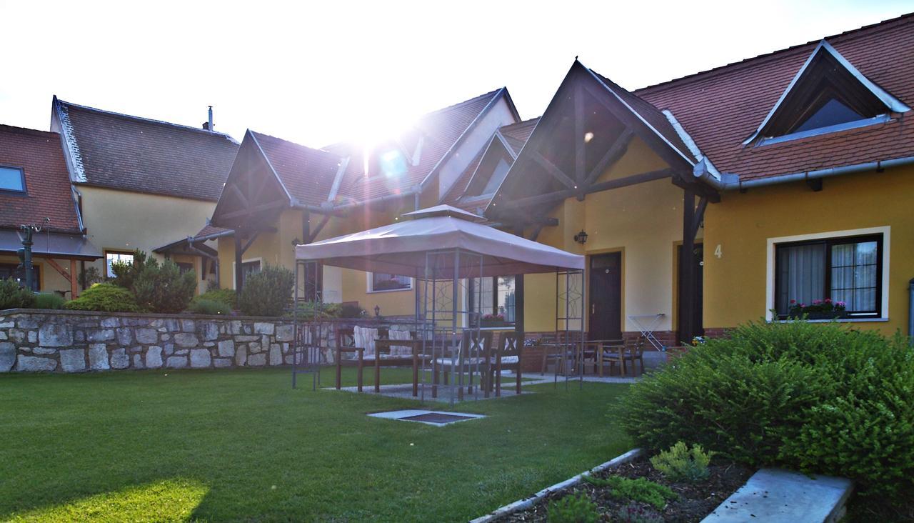 Huber Panzio Bed & Breakfast Fertőrákos Bagian luar foto